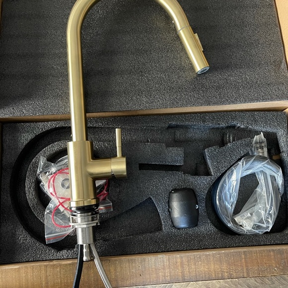 Kitchen faucet gold touch - Picture 3 of 4